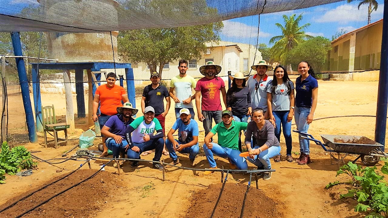 Alunos de Agronomia participam de aula prática na manhã do último sábado