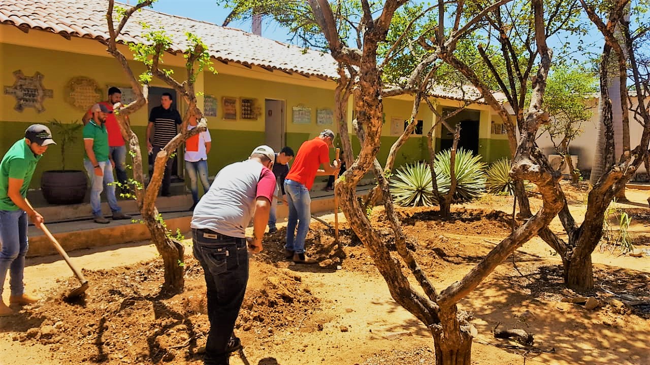 Alunos do curso de Agronomia participam de aula prática de Fruticultura, Irrigação e Drenagem