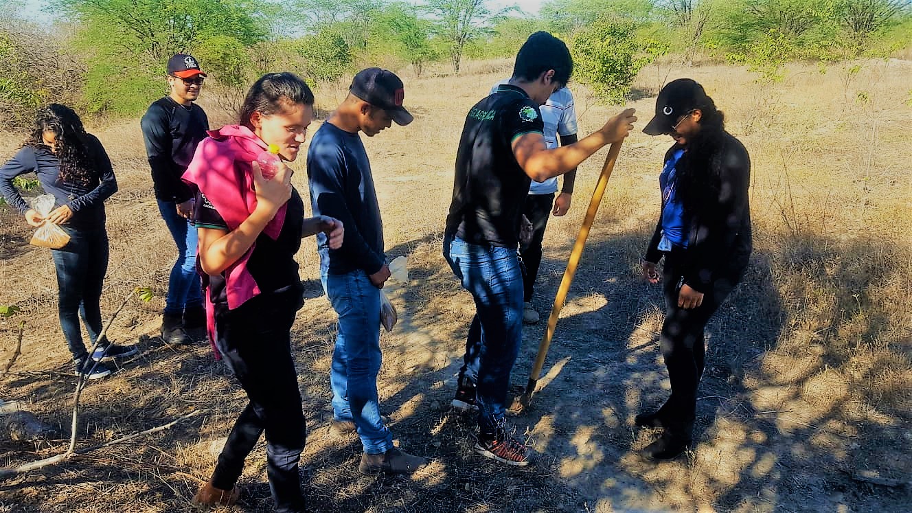 Acadêmicos de Agronomia participam de aula prática de Física do Solo