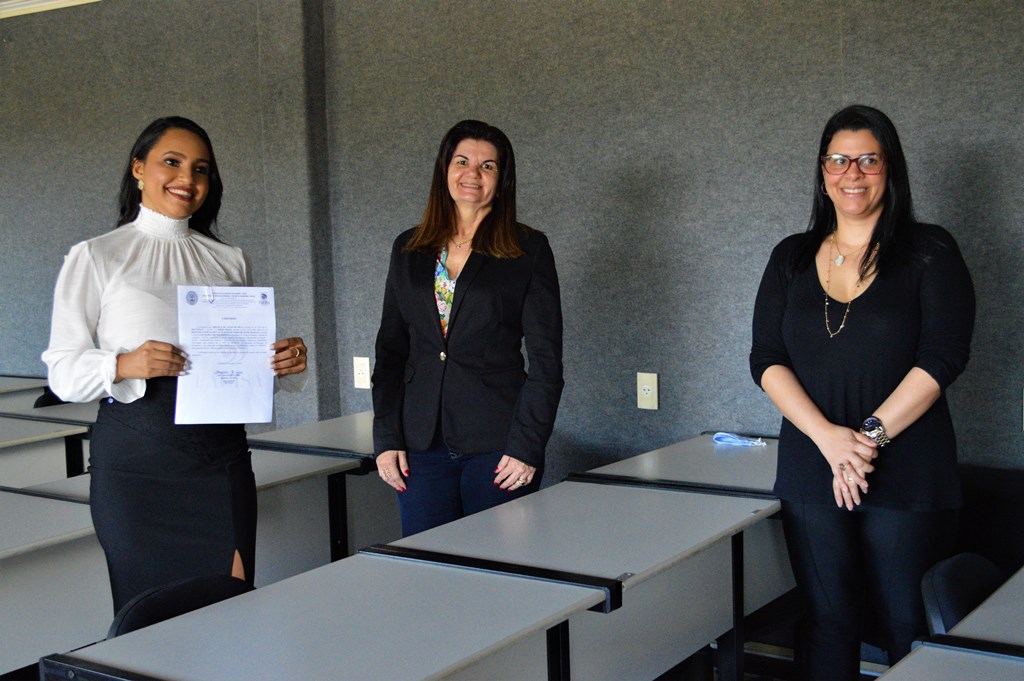 Alunos aprovados na OAB recebem certificado de Conclusão de Curso