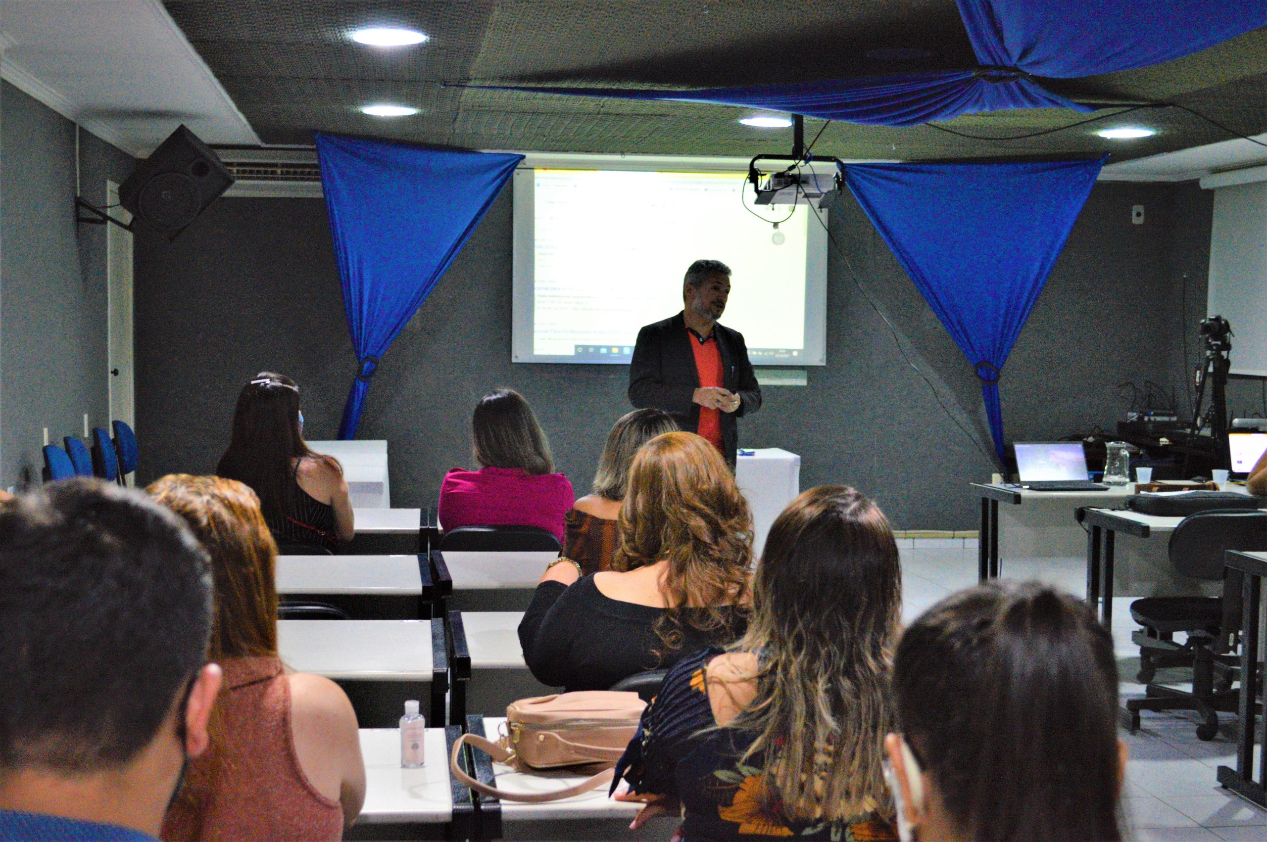 Em parceria com o Sebrae, AEDA promove palestra presencial para professores das IES