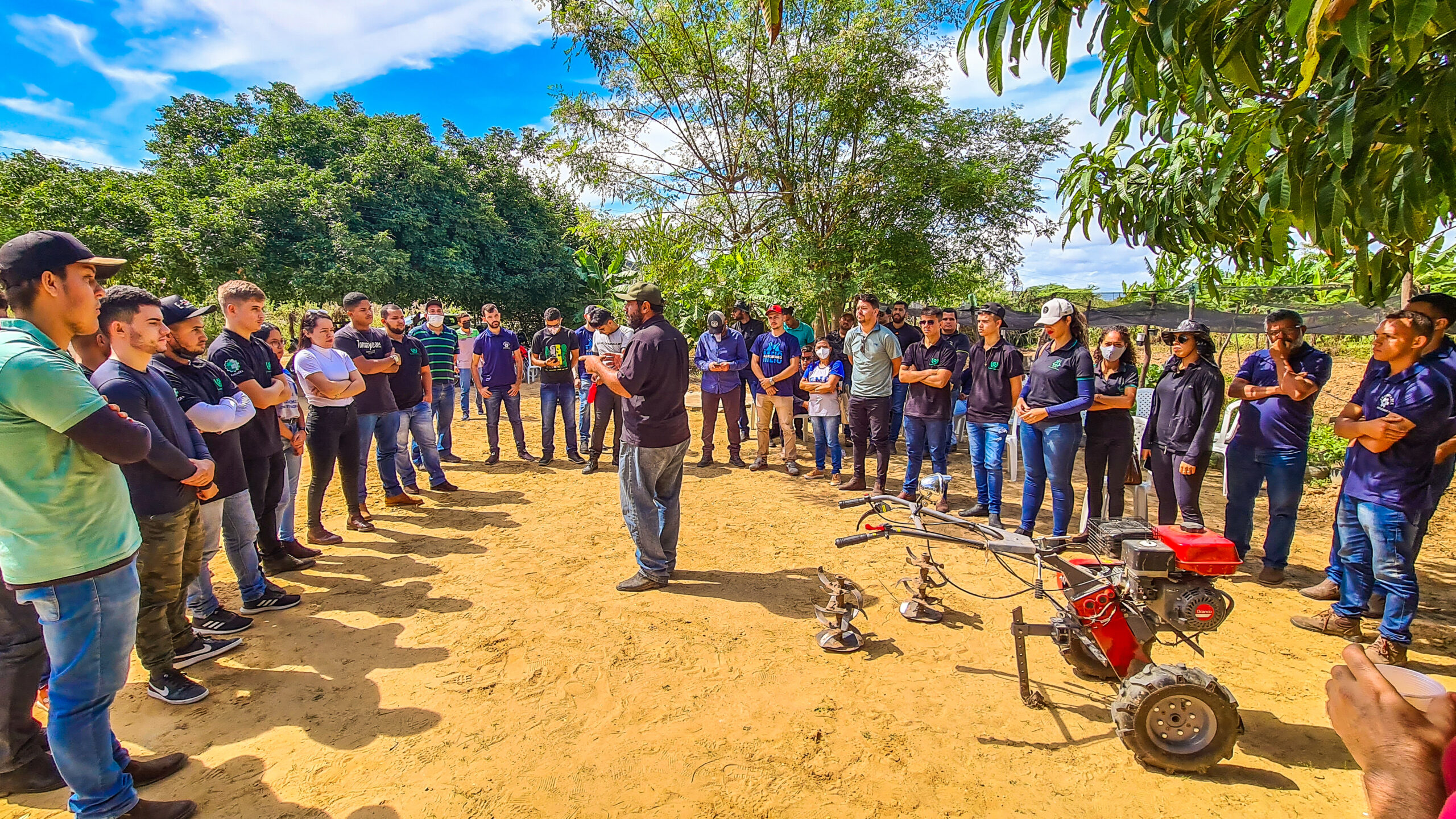 Alunos do curso de Agronomia da FACIAGRA participam de ‘dia de campo’ no sítio samambaia em Araripina